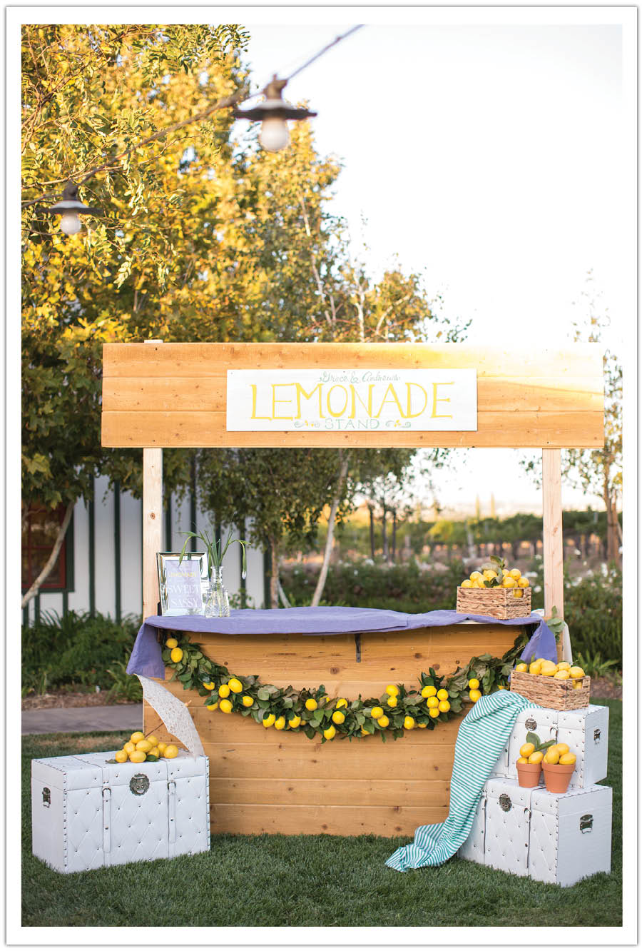 cocktail hour lemonade stand wedding